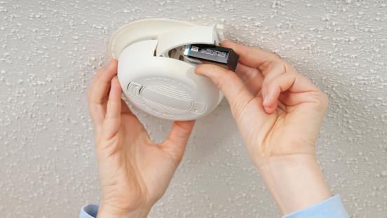 changing battery in a household smoke detector