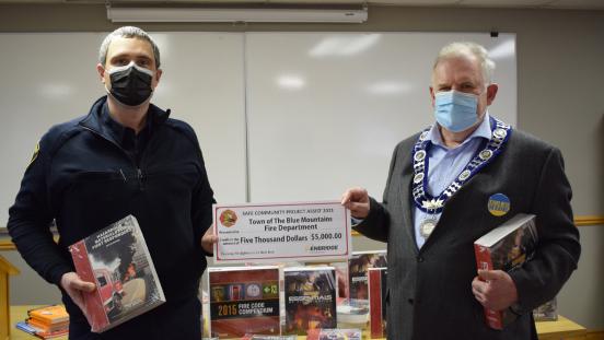 Mayor accepting donation cheque from Enbridge Gas representative